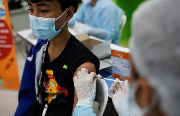 Một học sinh Thái Lan đang được tiêm vắc xin Pfizer