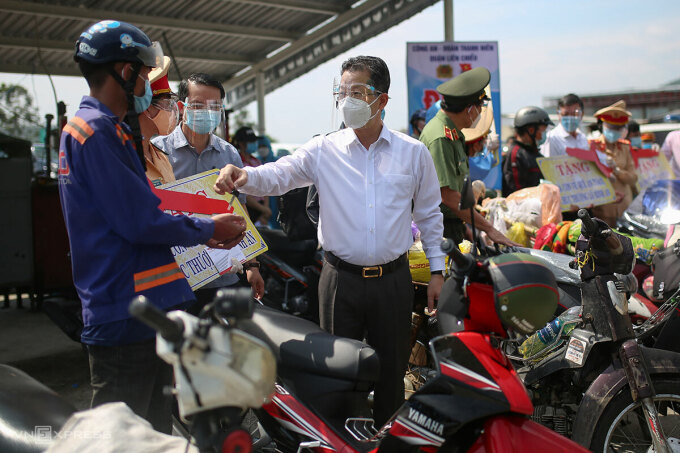 Bí thư Thành uỷ Đà Nẵng Nguyễn Văn Quảng (áo trắng) trao chìa khóa xe máy mới cho người dân. (Ảnh: VNEXPRESS)