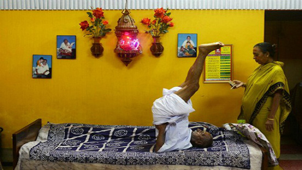 Ông Swami Sivananda tập luyện yoga mỗi ngày.