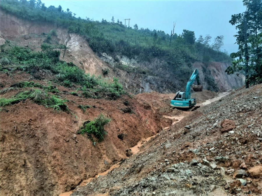 Mưa lũ gây sạt lở đất ở Quảng Nam