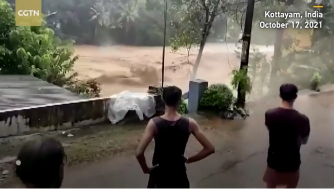 Chỉ vài giây, ngôi nhà đã chìm trong dòng nước lũ (Hình ảnh cắt ra từ clip)