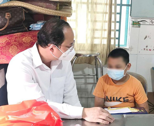 Phó Bí thư Thành ủy TPHCM Nguyễn Hồ Hải thăm hỏi, tặng quà cho cháu T.B.B.M