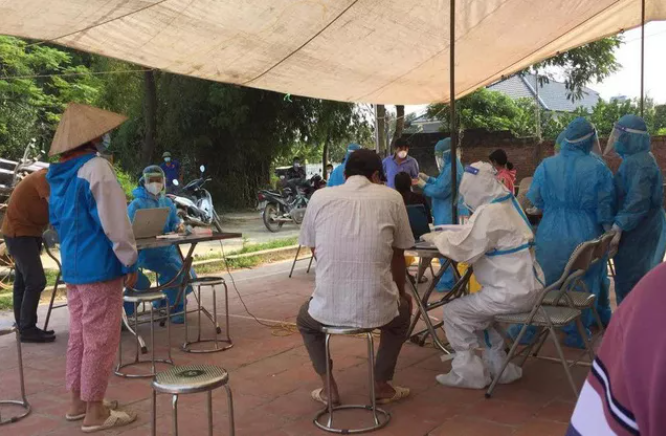 Lực lượng y tế khẩn trương lấy mẫu xét nghiệm cho khoảng 15.000 người dân ở xã Thượng Lan, huyện Việt Yên.