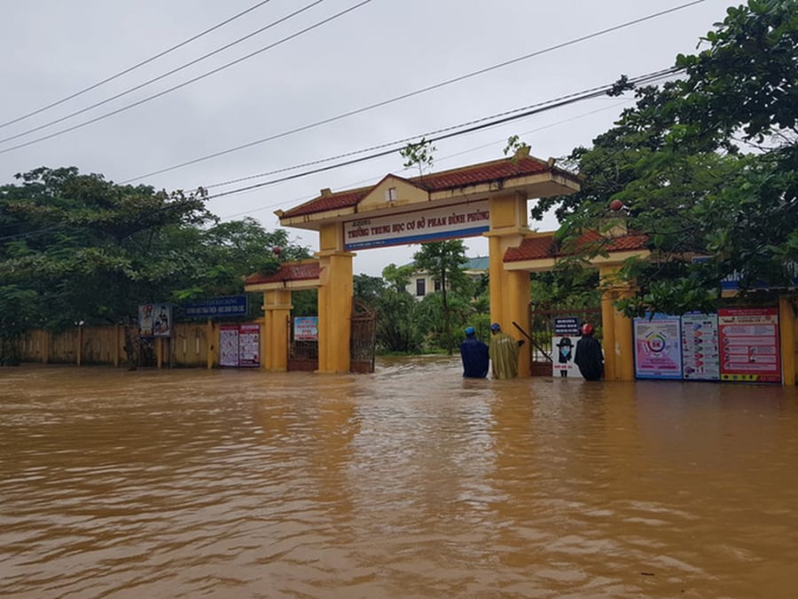 Nước lũ bất ngờ dâng cao, bao vây trường THCS Phan Đình Phùng. Ảnh: Người lao động.