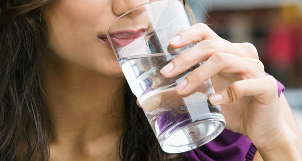 Sau khi uống nước nếu thấy 3 triệu chứng bất thường này xuất hiện, cần đi khám ngay lập tức