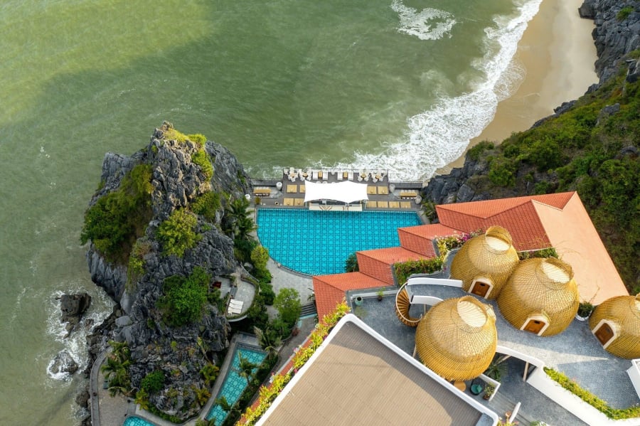 Vị trí của khách sạn Mgallery là sự kết hợp với núi cao và biển sâu