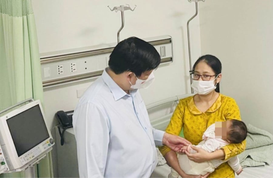 Bộ trưởng Bộ Y tế Nguyễn Thanh Long thăm, trò chuyện với gia đình cháu bé bị tiêm nhầm vaccine đang theo dõi sức khoẻ tại Bệnh viện Xanh Pôn. (Ảnh: VOV)