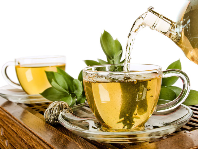 Uống trà xanh giúp bạn giảm cân