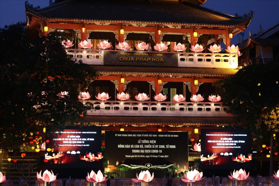 Chùa Pháp Hoa (số 870 Trường Sa, phường 14, quận 3, TPHCM) tổ chức lễ tưởng niệm đồng bào và cán bộ, chiến sĩ tử vong hy sinh trong đại dịch. (Ảnh: Lao động)