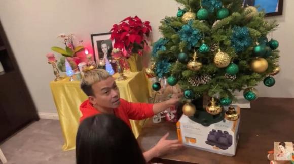 Con gái Phi Nhung làm điều đặc biệt khi trang trí Giáng sinh tại nhà riêng của mẹ