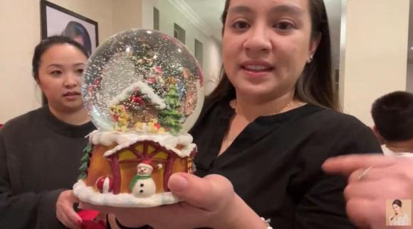 Con gái Phi Nhung làm điều đặc biệt khi trang trí Giáng sinh tại nhà riêng của mẹ