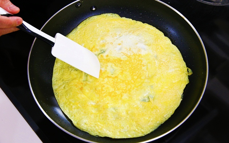 Rán trứng đừng vội đổ ngay ra chảo, làm theo cách này trứng vàng xốp gấp bội phần