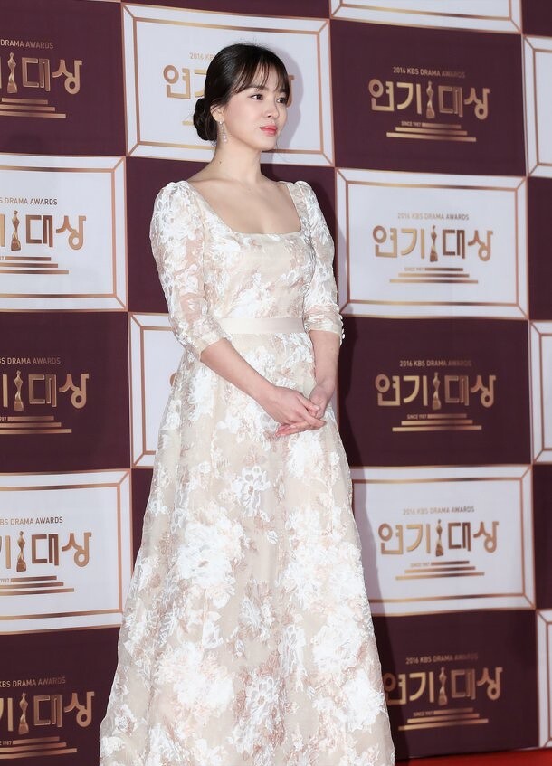 Style thảm đỏ của Song Hye Kyo nhạt nhòa, thiếu điểm nhấn suốt hàng chục năm qua