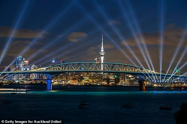 Thủ đô Wellington của New Zealand hủy bỏ bắn pháo hoa. Thay vào đó, họ tổ chức màn trình diễn ánh sáng rực rỡ ở khu vực trung tâm để chào đón năm mới 2022.