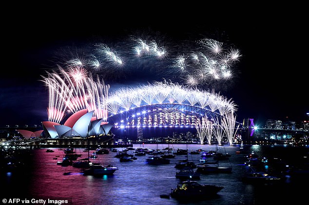 Dù số ca nhiễm mới đang có dấu hiệu tăng nhanh nhưng người dân Australia vẫn không ngại đổ ra đường để thưởng thức các bữa tiệc âm nhạc ánh sáng chào đón năm mới 2022.