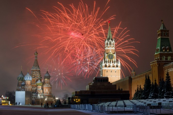 Pháo hoa trên Quảng trường Đỏ, thủ đô Moskva, Nga. Không khí đêm giao thừa ở đây vắng lặng khác hẳn với mọi năm do lễ đón năm mới đã bị hủy vì đại dịch Covid-19.