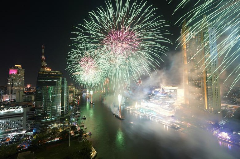 Không khí đón năm mới tại sông Chao Phraya ở thủ đô Bangkok, Thái Lan.