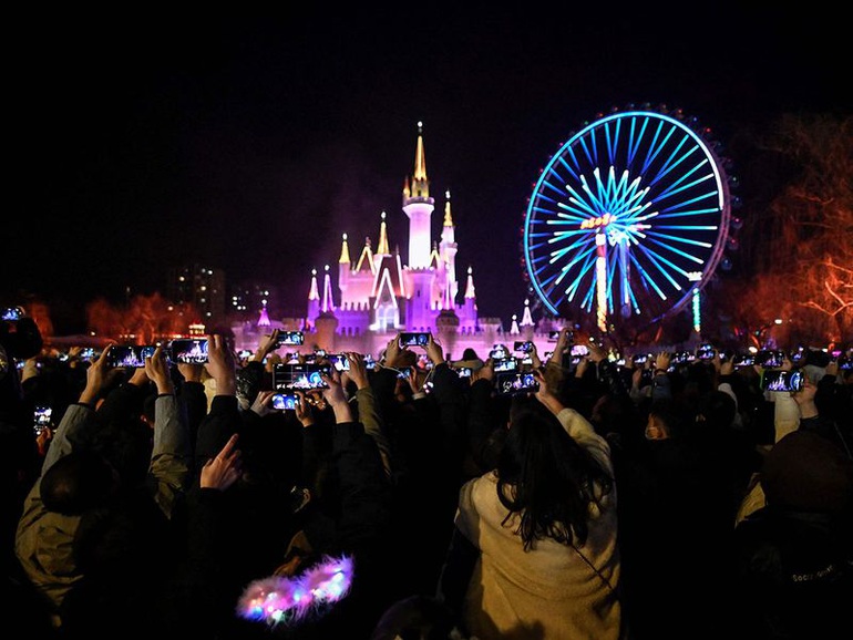 Người dân tham gia sự kiện đếm ngược đón năm mới tại công viên giải trí ở Bắc Kinh, Trung Quốc.