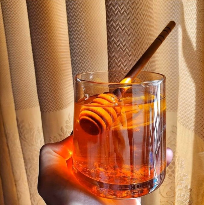 Chị Trúc Anh ngâm saffron với mật ong để pha cho cả nhà uống mỗi ngày.