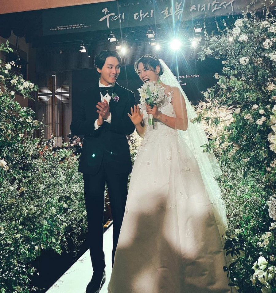 Trang phục dự đám cưới không phù hợp tại Hàn