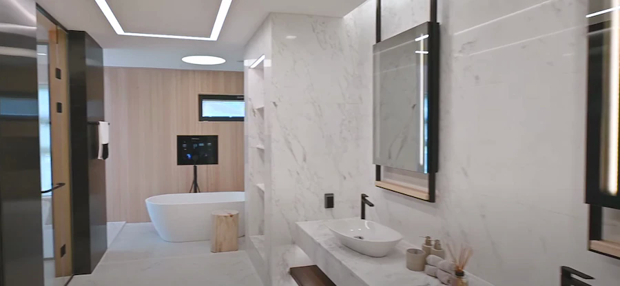Phòng tắm chính theo gam màu trắng hiện đại.