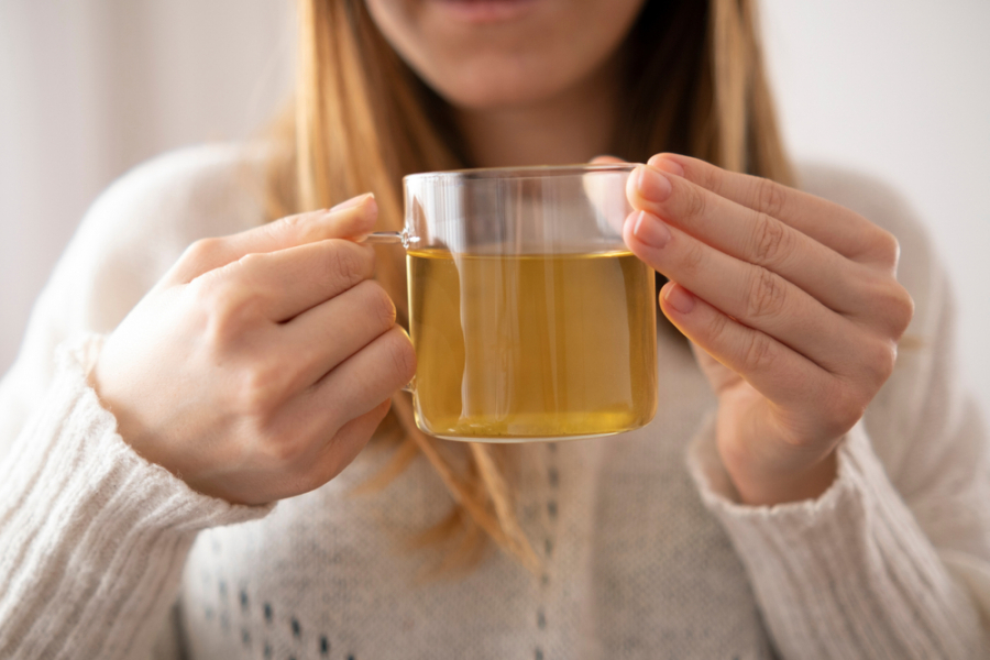 Pha trà xanh với nước ấm mỗi ngày cũng là cách dễ nhất để giữ gìn sức khỏe