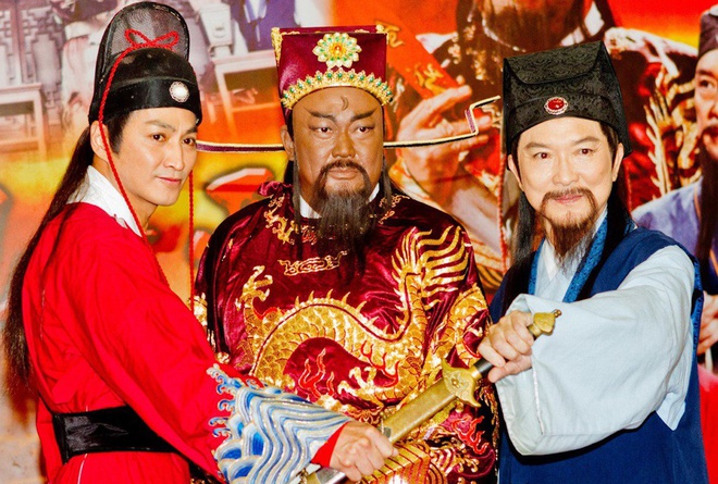 Ba diễn viên Hà Gia Kính, Kim Siêu Quần và Phạm Hồng Hiên (từ trái sang) trong bộ phim Bao Thanh Thiên (1993).