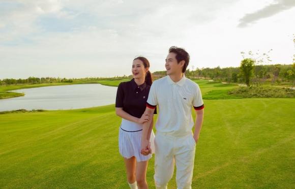 thoi-trang-di-choi-golf-cua-vo-chong-dong-nhi-ong-cao-thang-35acb362-ngoisaovn-w1000-h643