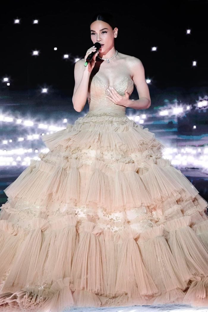 Những chiếc váy lộng lẫy của người đẹp Hoa hậu Việt Nam 2016 | Báo Dân trí