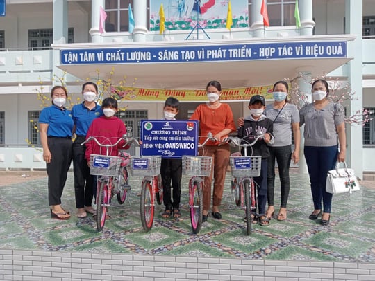 BVTM Gangwhoo phối hợp cùng CLB Hạt Thương Krong Nô tặng xe đạp đến các em học sinh khó khăn