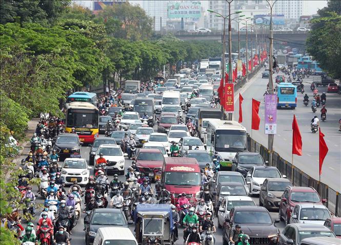 Sáng 30/4, tại Hà Nội, dòng xe kéo dài trên tuyến Quốc lộ 1A cũ hướng ra khỏi trung tâm thành phố. (Ảnh: Báo Tin tức/TTXVN)