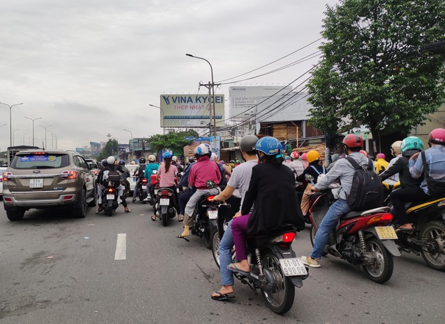 Trên Xa lộ Hà Nội hướng từ thành phố Thủ Đức (TP. HCM) đi Biên Hòa (Đồng Nai), từ sáng sớm đã có khá đông người dân mang theo nhiều đồ đạc trên hành trình đi nghỉ lễ. (Ảnh: Tiền phong)