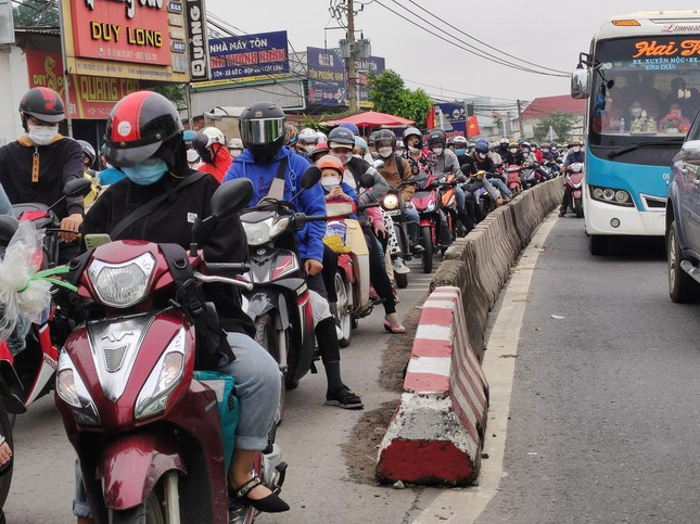 Quốc lộ 51 đoạn qua thành phố Biên Hòa (Đồng Nai) cũng chật cứng xe. (Ảnh: Tiền phong)