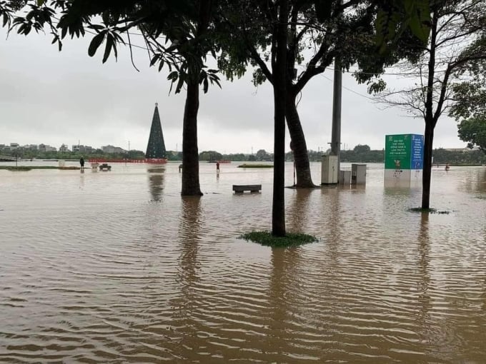 Quảng trường TP Vĩnh Yên ngập trong nước