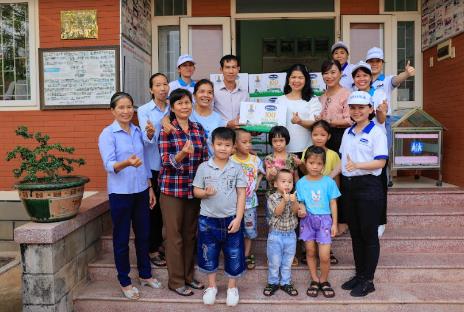  Chương trình Quỹ sữa Vươn cao Việt Nam trao tặng sữa cho trẻ em tỉnh Quảng Ngãi và Bình Định.