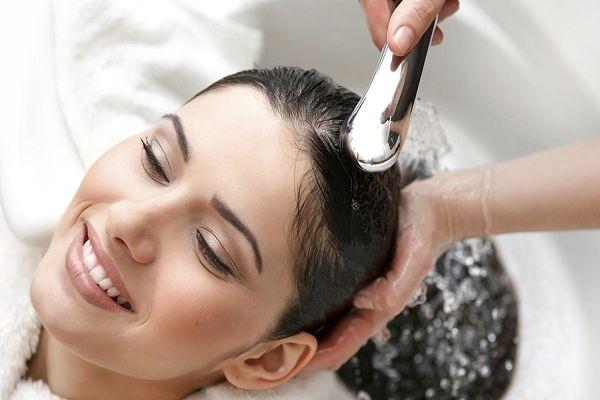 Không xả sạch dầu xả cũng là nguyên nhân khiến da đầu bị bết, tóc gãy rụng