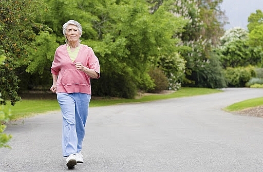 Tốc độ đi bộ phụ thuộc vào tình trạng mỗi người. Người cao tuổi nên đi bộ chậm. 