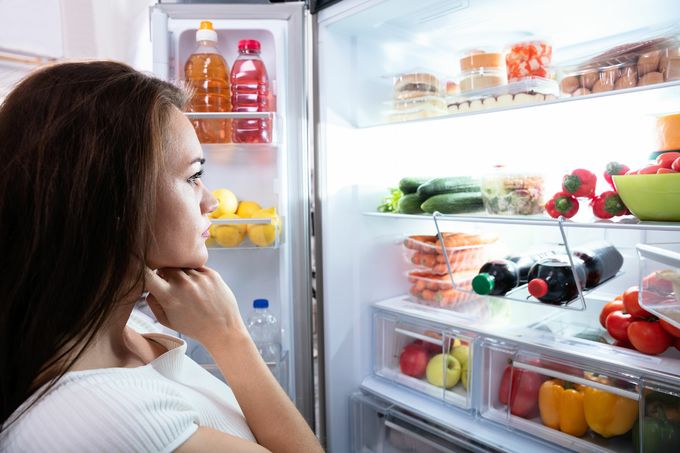 Đựng quá nhiều thực phẩm trong ngăn mát, ở tủ nhiều lần...cũng khiến tủ lạnh tốn điện nhiều hơn.