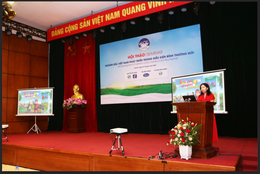 Đại diện Vinamilk – bà Nguyễn Thị Xuân Nga trình bày chủ đề “Để trẻ em Việt Nam yêu thích uống sữa: Dinh dưỡng nhưng phải ngon” tại hội thảo ngành Sữa ngày 1 tháng 6