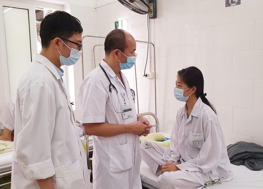 PGS.TS Đỗ Duy Cường - Giám đốc Trung tâm Bệnh nhiệt đới (giữa) thăm khám cho bệnh nhân