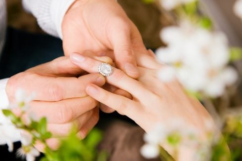 Ngón áp út bàn tay trái được coi là vị trí chuẩn mực để đeo nhẫn cưới.
