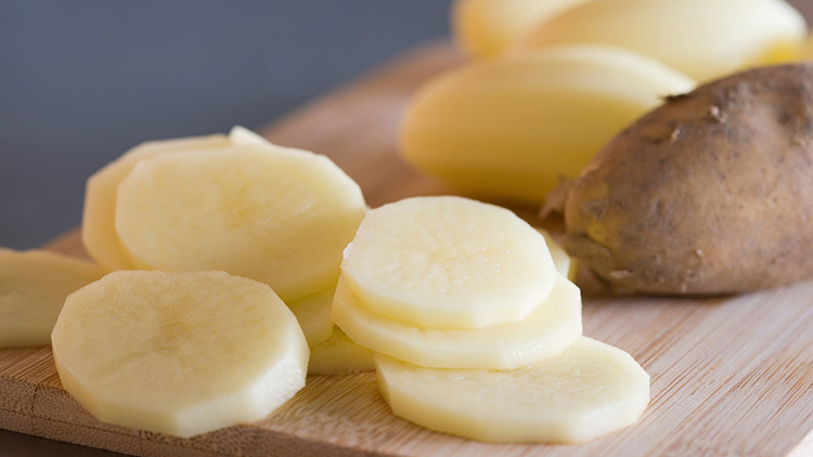 Khoai tây sống rất tốt trong chữa mặn cho món ăn