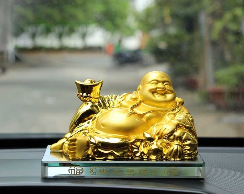 Tượng Phật Di Lạc mang lại may mắn, bình an cho chủ xe.