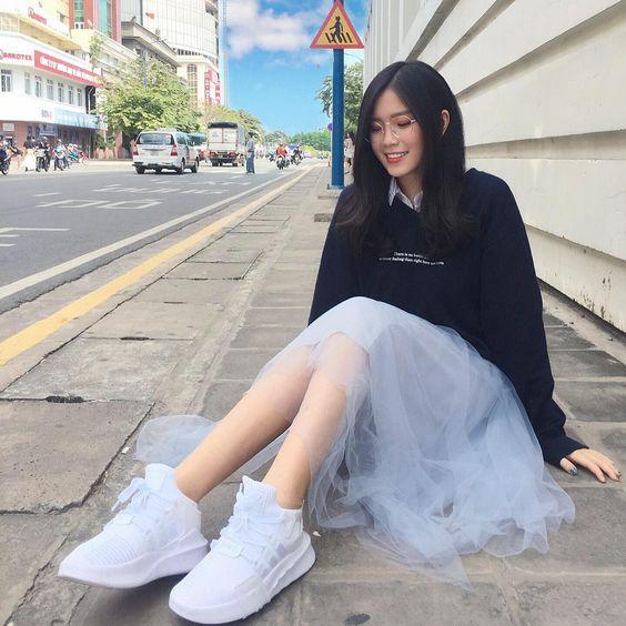 5 cách phối đồ với giày sneaker nữ trắng của sao Hàn cực hút mắt -  BlogAnChoi