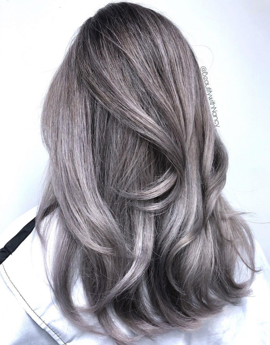 Màu tóc khói ombre mang lại cho nàng vẻ đẹp mạnh mẽ và cuốn hút. Được yêu thích bởi sự kết hợp giữa màu đen và màu xám, tạo nên điểm nhấn đáng chú ý trên mái tóc của bạn. Hãy để chúng tôi giúp bạn khám phá những sắc thái khác biệt của màu tóc khói ombre.