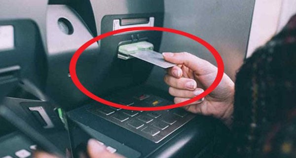 Khi thẻ  ATM bị nuốt: Làm ngay 3 việc để lấy lại thẻ nhanh chóng, không sợ mất tiền