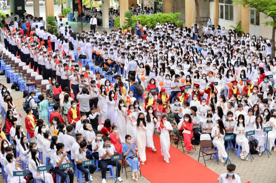 Lễ đón học sinh lớp 10 trong lễ khai giảng năm học mới tại Trường THPT Nguyễn Tất Thành, quận 6, TP.HCM - Ảnh: T.T.D.