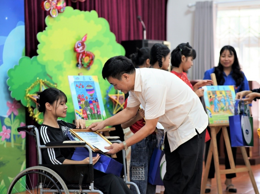 Em Nguyễn Thị Vân Giang – Giải Nhì cuộc thi vẽ tranh nhận bằng khen và quà tặng khích lệ từ Giám đốc Quỹ bảo trợ trẻ em Việt Nam