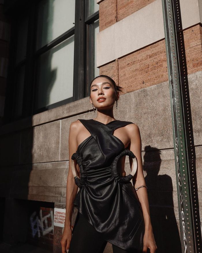 Á hậu Thảo Nhi Lê lên đồ cắt xẻ cực chất trước thềm New York Fashion Week