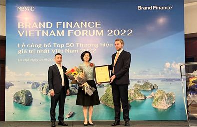  Đại diện Brand Finance trao chứng nhận “Vinamilk - Thương hiệu sữa lớn thứ 6 thế giới” cho Bà Bùi Thị Hương – Giám đốc Điều hành Vinamilk